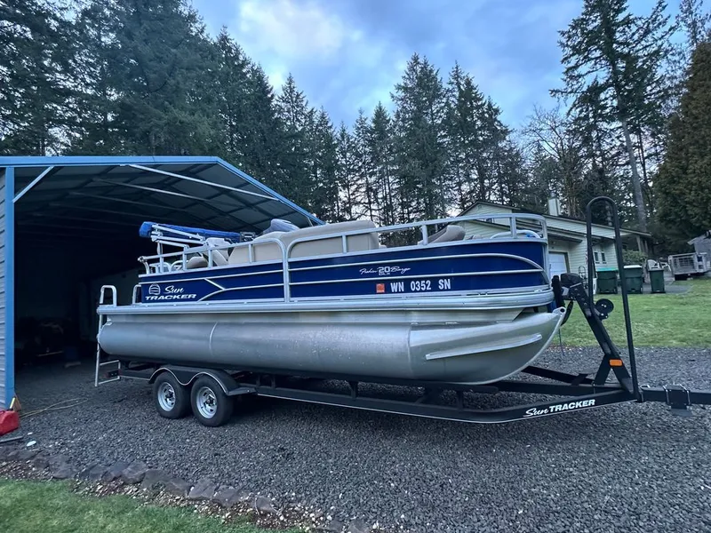 The Image of 2017 Sun Tracker FISHIN BARGE on trailer parked outdoors. - 0