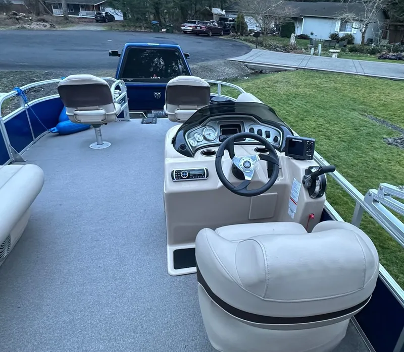 Slide: The Image of Interior view of a 2017 Sun Tracker FISHIN BARGE boat. - 4