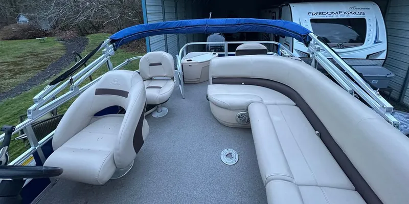 Slide: The Image of Interior view of a 2017 Sun Tracker FISHIN BARGE pontoon boat. - 6