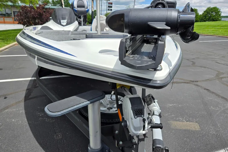 Slide: The Image of 2015 Skeeter FX20 boat with trolling motor in parking lot. - 6