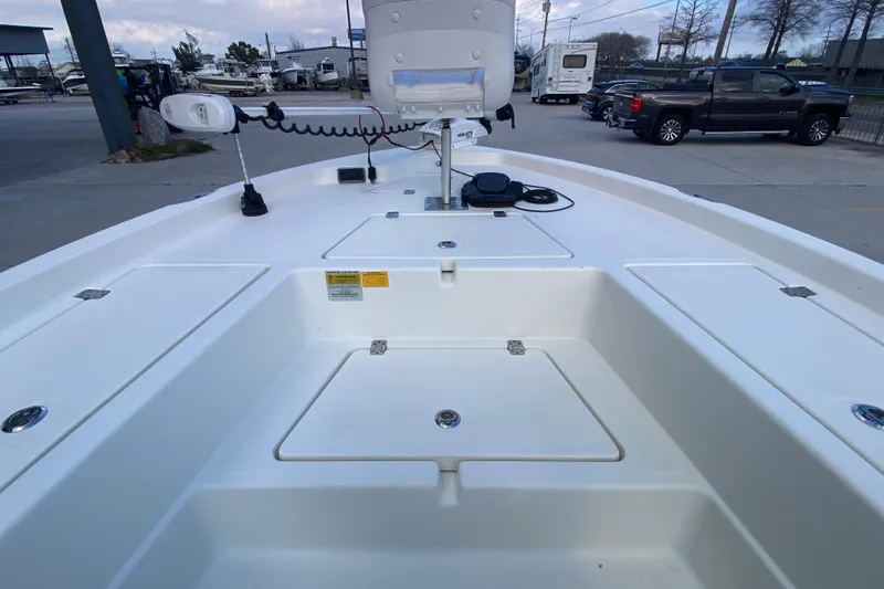 Slide: The Image of 2018 NauticStar 215 XTS boat deck with storage compartments and trolling motor. - 10