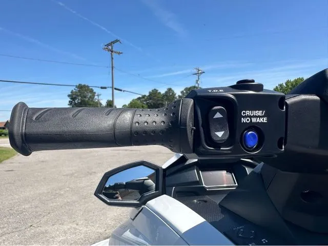 Slide: The Image of Yamaha WaveRunner VX Cruiser 2025 controls with Cruise/No Wake mode. - 6