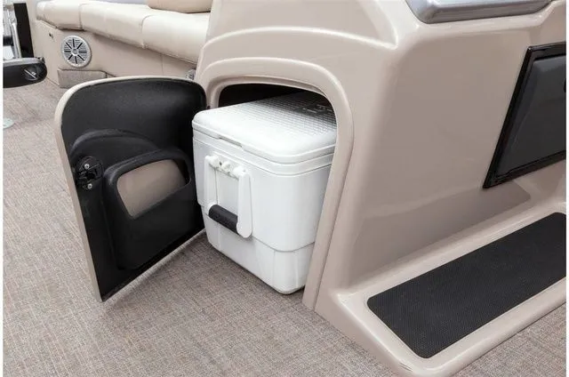 Slide: The Image of Cooler in Ranger 223FC boat, 2022 model. - 45