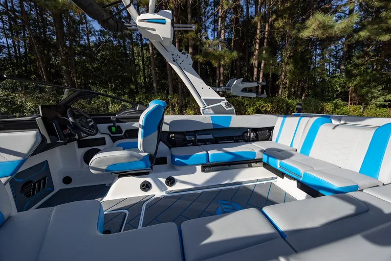 Slide: The Image of Malibu Wakesetter 23 LSV 2026 - 30