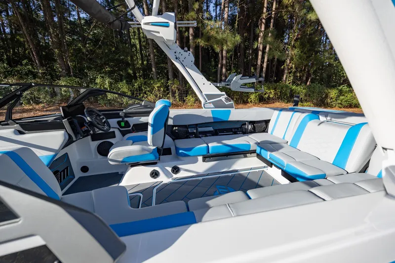 Slide: The Image of Malibu Wakesetter 23 LSV 2026 - 32