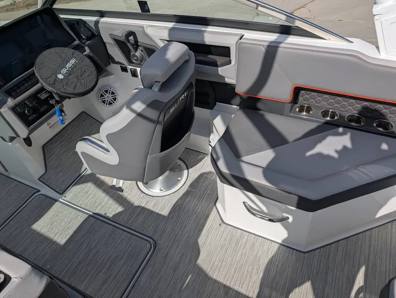 Slide: The Image of Cobalt R4 Surf 2023 - 10