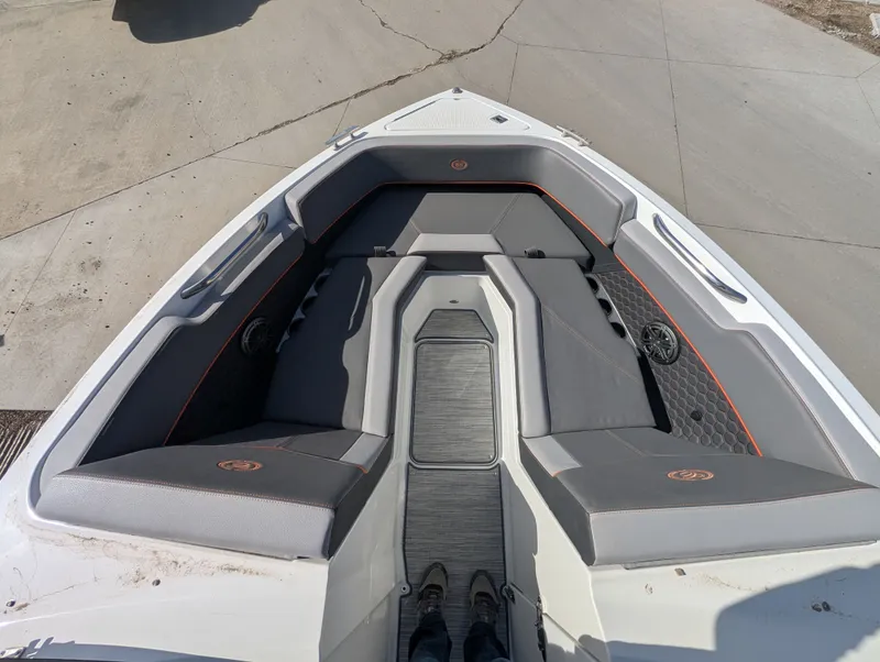 Slide: The Image of Cobalt R4 Surf 2023 - 11