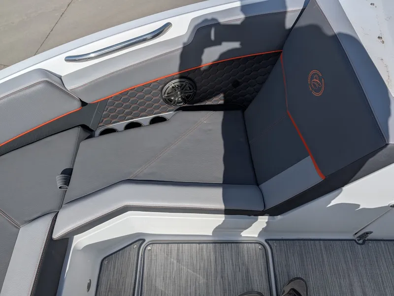 Slide: The Image of Cobalt R4 Surf 2023 - 12