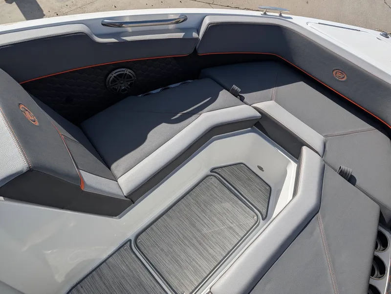 Slide: The Image of Cobalt R4 Surf 2023 - 13