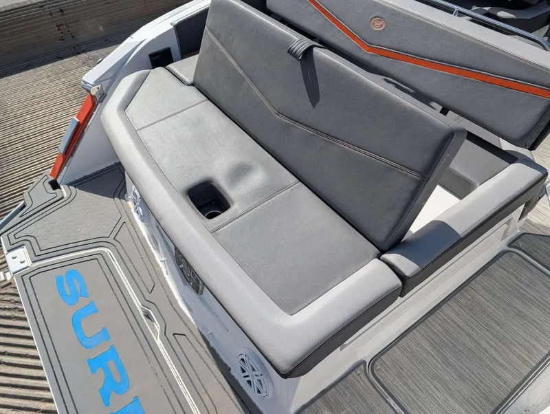 Slide: The Image of Cobalt R4 Surf 2023 - 15