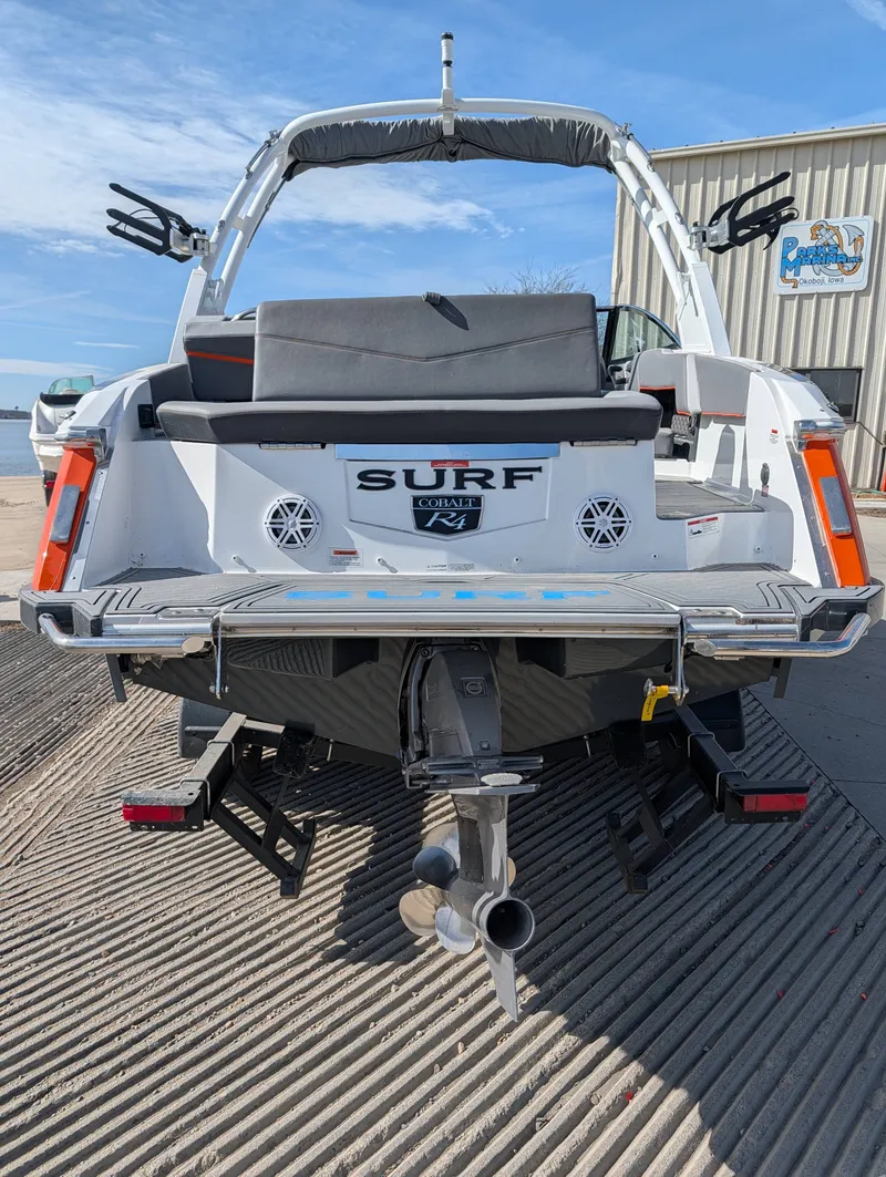 Slide: The Image of Cobalt R4 Surf 2023 - 17