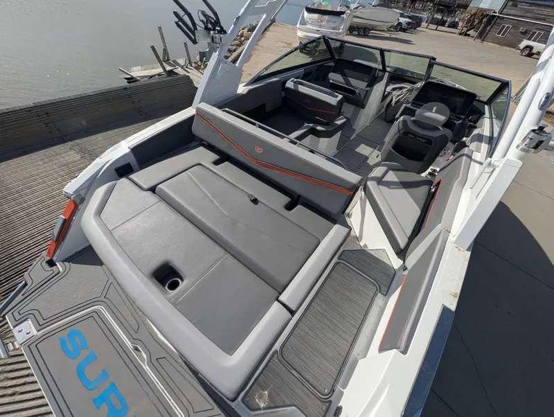 Slide: The Image of Cobalt R4 Surf 2023 - 19