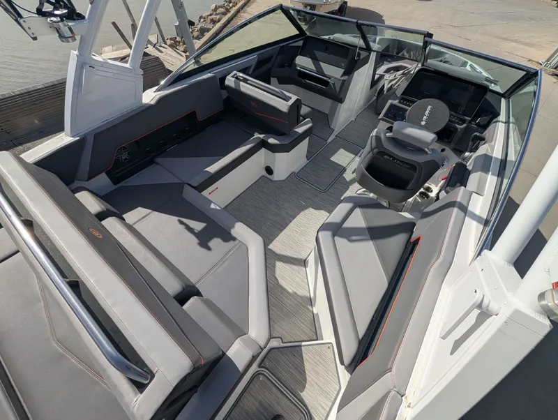 Slide: The Image of Cobalt R4 Surf 2023 - 20