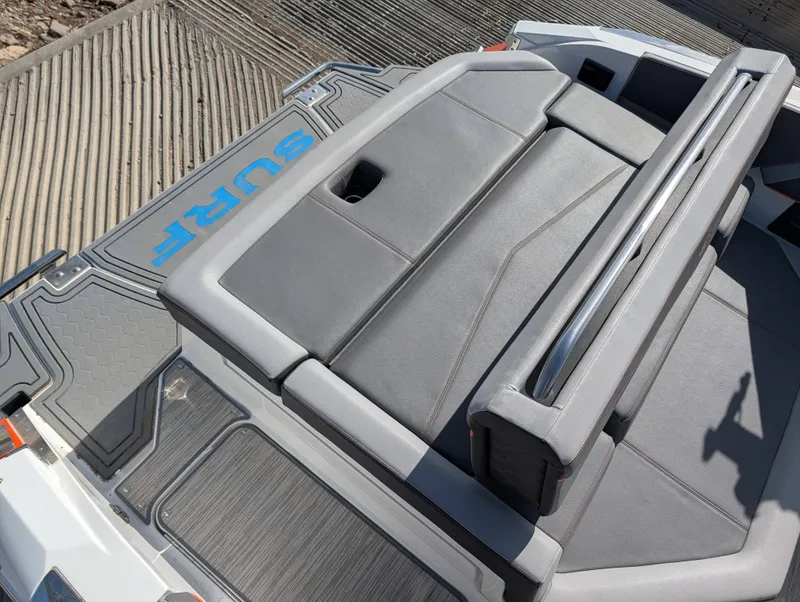 Slide: The Image of Cobalt R4 Surf 2023 - 8