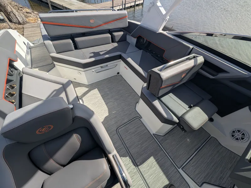 Slide: The Image of Cobalt R4 Surf 2023 - 9