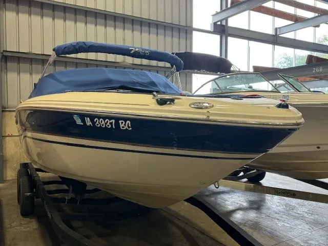 The Image of Sea Ray 220 Bow Rider 2003 - 1