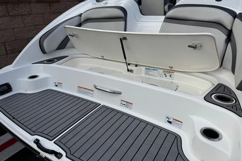 Slide: The Image of 2018 Yamaha Boats AR240 swim platform with storage compartment and cup holders. - 7