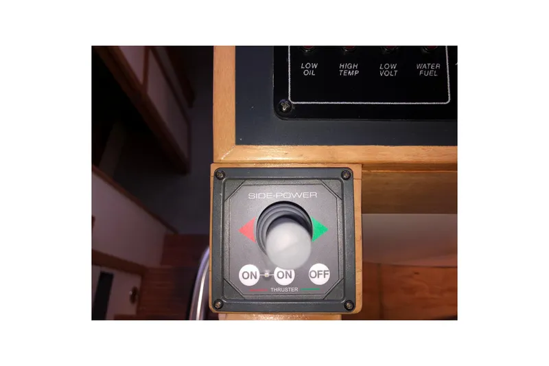 Slide: The Image of Control panel on a 2000 Albin 35 Tournament Express boat. - 28