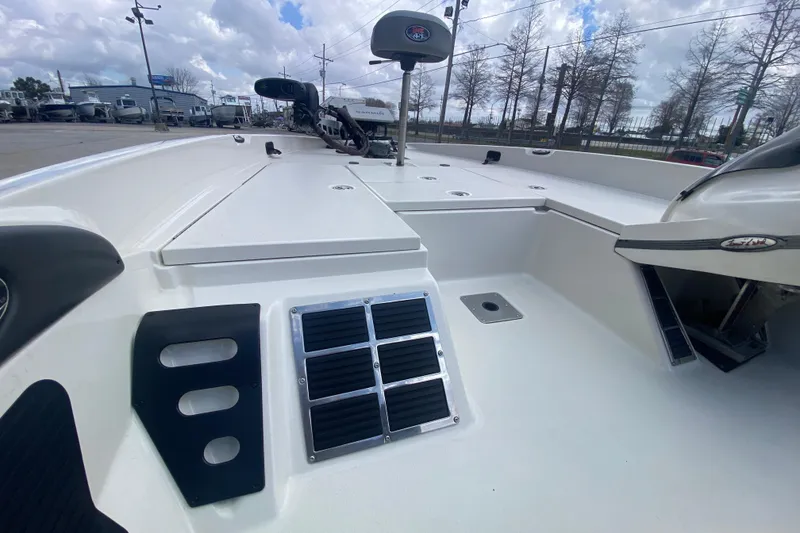 Slide: The Image of 2013 Ranger Z518 Intracoastal boat deck with storage compartments and trolling motor. - 16