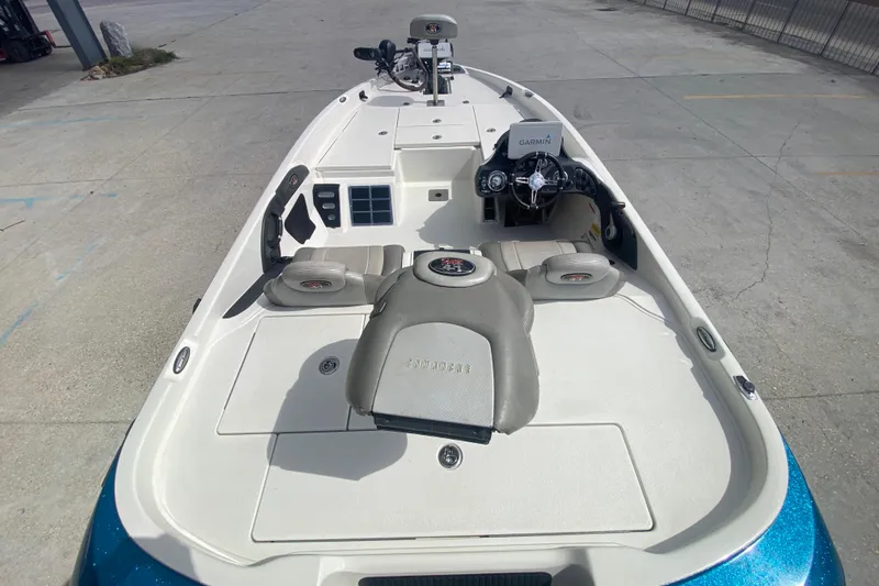 Slide: The Image of 2013 Ranger Z518 Intracoastal boat interior with steering console and seating. - 20