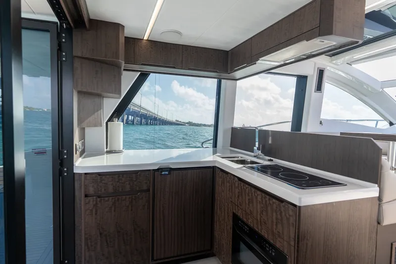 Slide: The Image of Galeon 47 Sky 2023 - 27