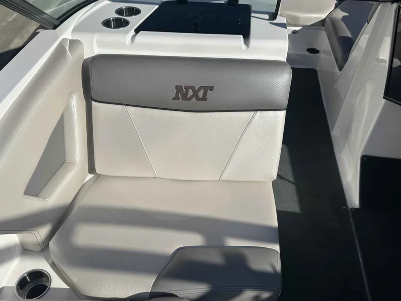 Slide: The Image of MasterCraft NXT22 2018 - 10