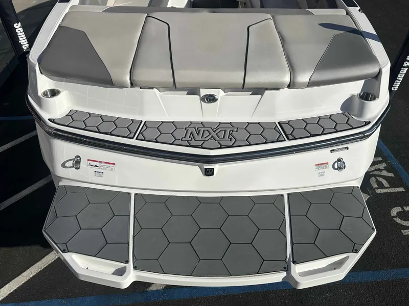 Slide: The Image of MasterCraft NXT22 2018 - 8