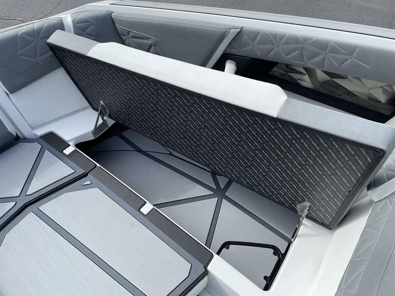 Slide: The Image of Nautique Paragon 25 2026 - 19