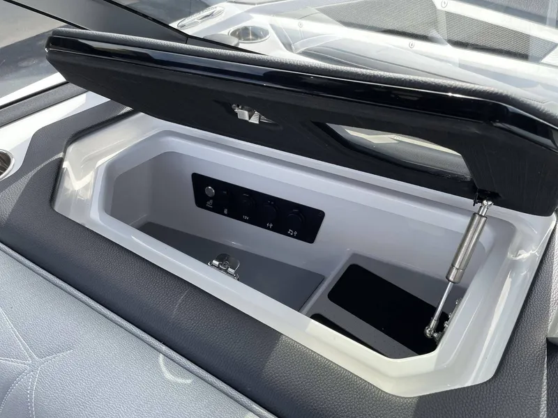 Slide: The Image of Nautique Paragon 25 2026 - 24