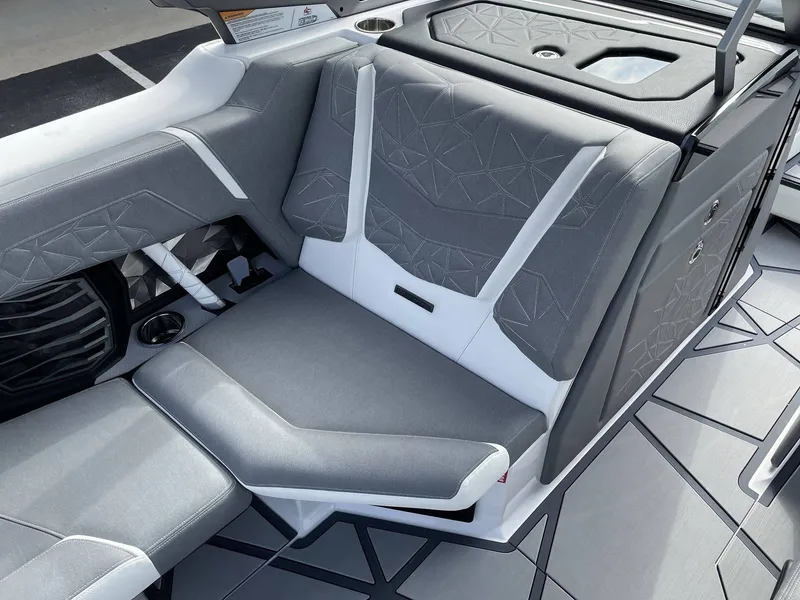 Slide: The Image of Nautique Paragon 25 2026 - 31