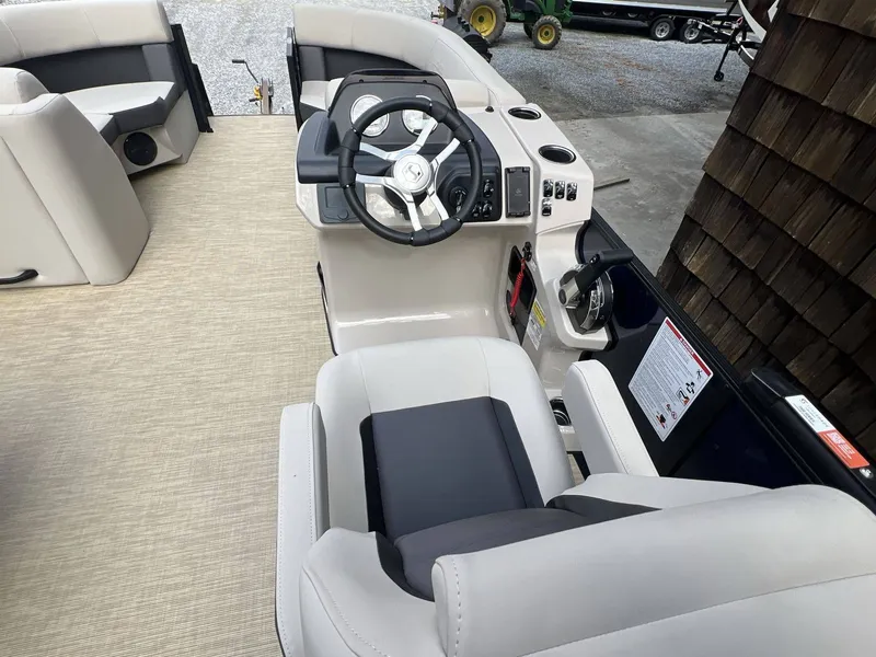 Slide: The Image of Harris Cruiser 210 2026 - 10