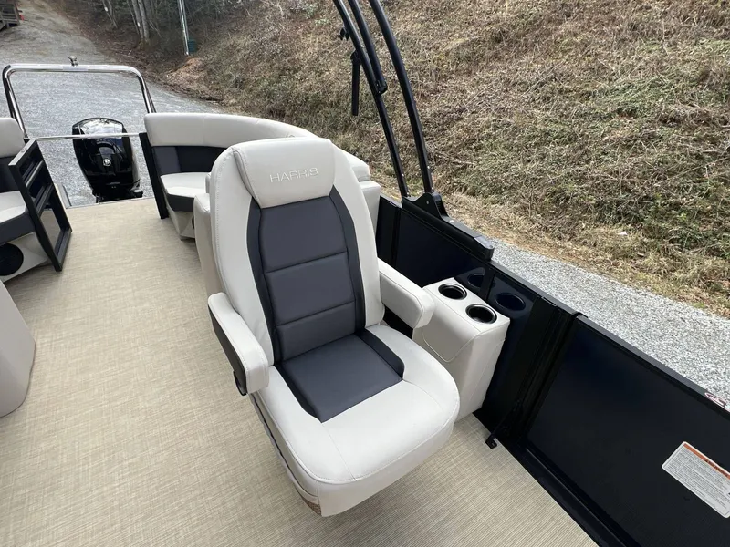 Slide: The Image of Harris Cruiser 210 2026 - 12