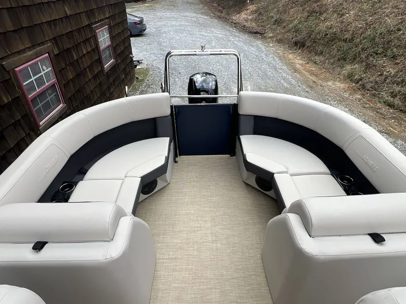 Slide: The Image of Harris Cruiser 210 2026 - 15