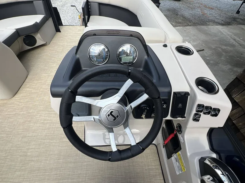 Slide: The Image of Harris Cruiser 210 2026 - 17