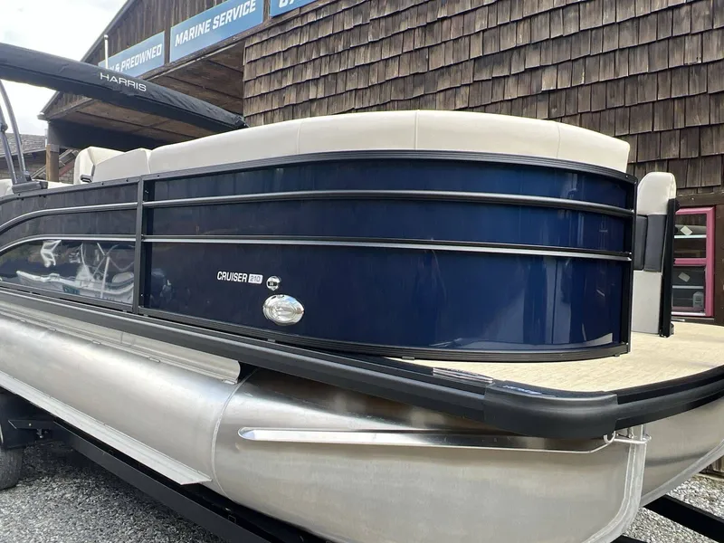 Slide: The Image of Harris Cruiser 210 2026 - 18