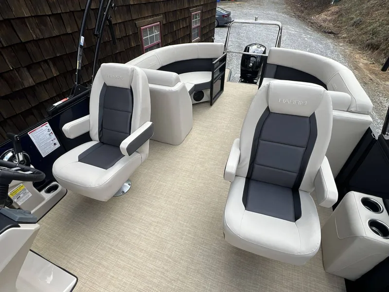 Slide: The Image of Harris Cruiser 210 2026 - 5