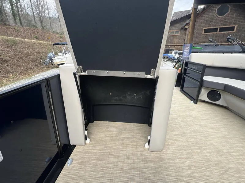 Slide: The Image of Harris Cruiser 210 2026 - 7