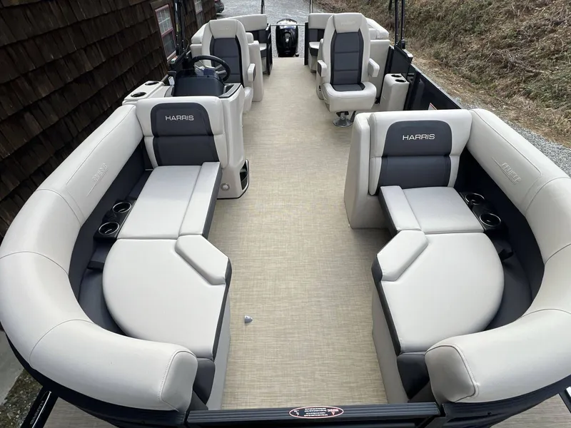 Slide: The Image of Harris Cruiser 210 2026 - 8