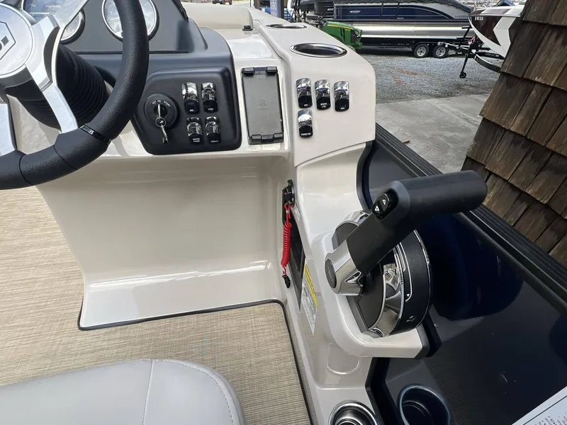 Slide: The Image of Harris Cruiser 210 2026 - 9