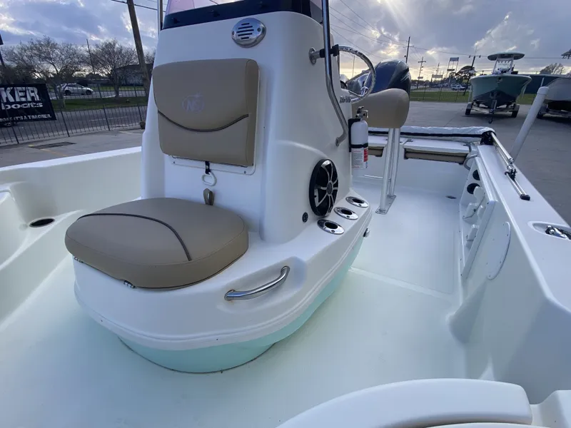 Slide: The Image of NauticStar 215 XTS 2018 - 16