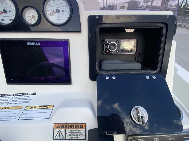 Slide: The Image of NauticStar 215 XTS 2018 - 18