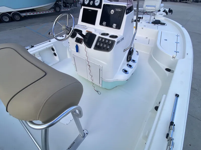 Slide: The Image of NauticStar 215 XTS 2018 - 8