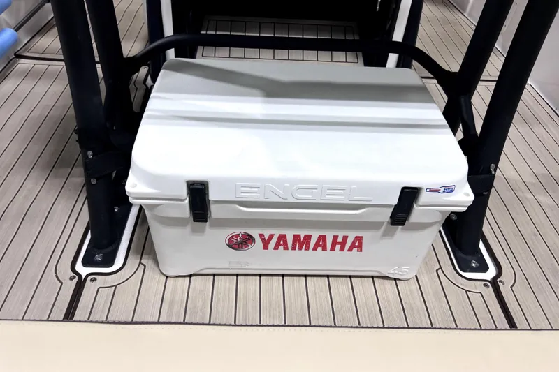 Slide: The Image of Yamaha 255 FSH Sport E 2023 boat deck with Engel cooler. - 20