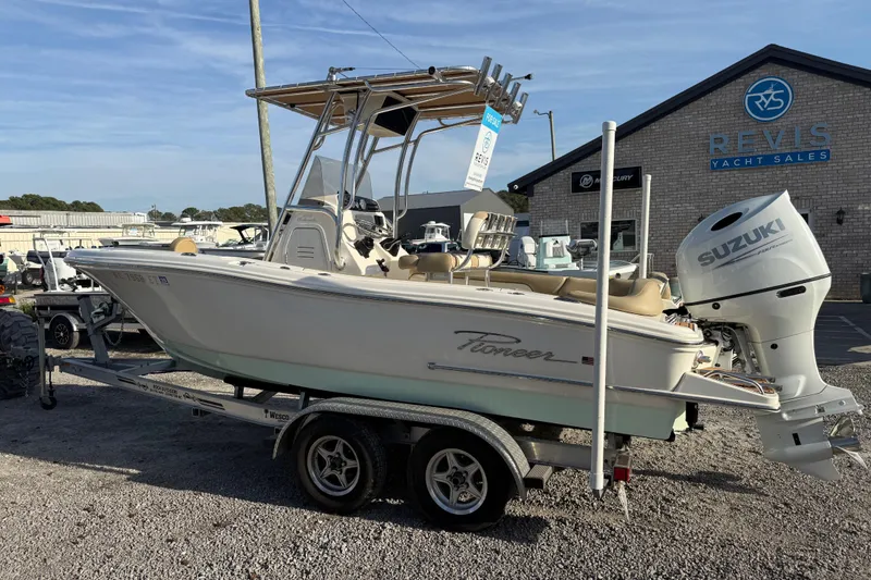 Slide: The Image of 2021 Pioneer 202 Islander boat with Suzuki engine at Revis Yacht Sales. - 4