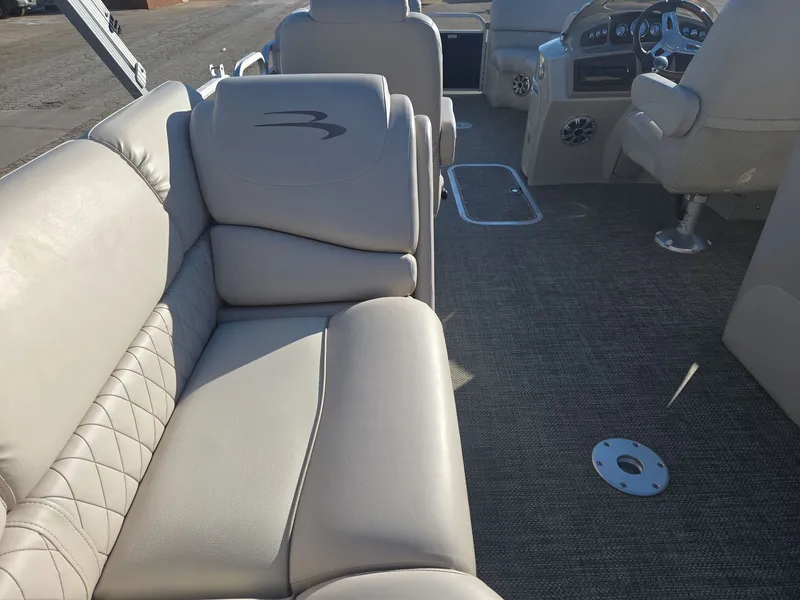 Slide: The Image of Interior of a 2015 Bennington 2250 GSR pontoon boat. - 17