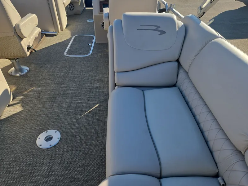 Slide: The Image of Bennington 2250GSR EXP TRI 2015 - 18