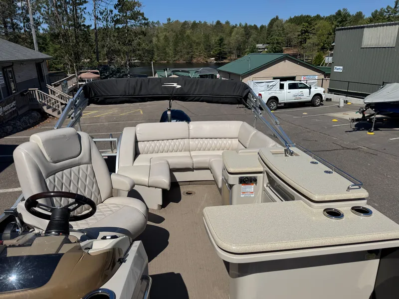Slide: The Image of 2013 Bennington 2550RCB ESP TRI pontoon boat with luxurious interior. - 11