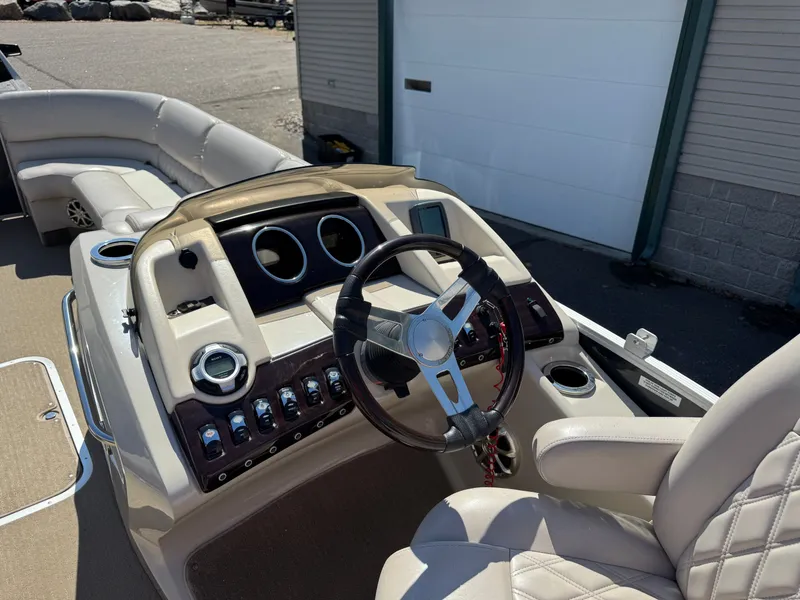 Slide: The Image of Interior view of a 2013 Bennington 2550RCB ESP TRI boat. - 13