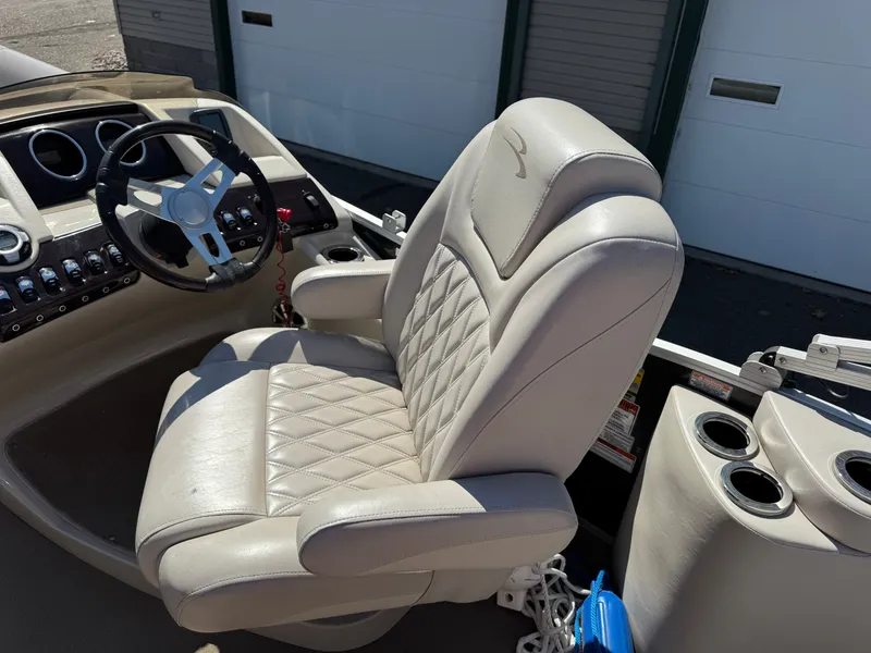Slide: The Image of Helm of a 2013 Bennington 2550RCB ESP TRI boat. - 14