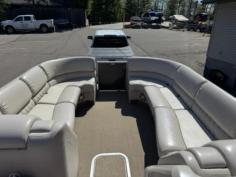 Slide: The Image of Interior of a 2013 Bennington 2550RCB ESP TRI pontoon boat. - 7